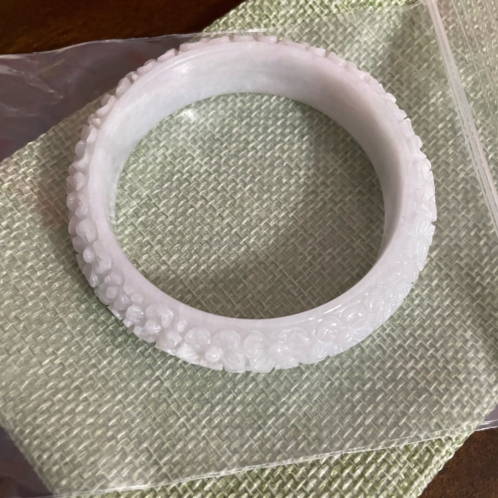 Light Purple Jade Floral Carved Bangle